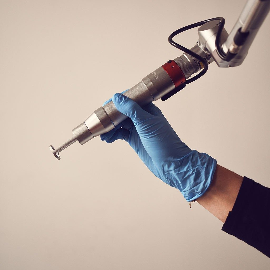 Appareil de laser picoseconde utilise en dermatologie esthetique pour le detatouage