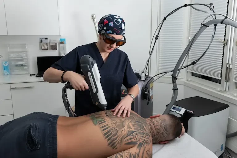 Tatouage et grossesse : ce que la prudence médicale recommande 2 détatouage laser en cabinet médical